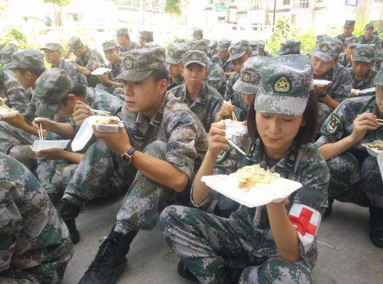 饭店送给官兵的“成本价盒饭”。（西部战区陆军供图）